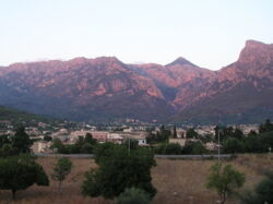 Die Tramuntana im festlichen Roten.