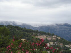 Die Wolken fließen über die Tramuntana
